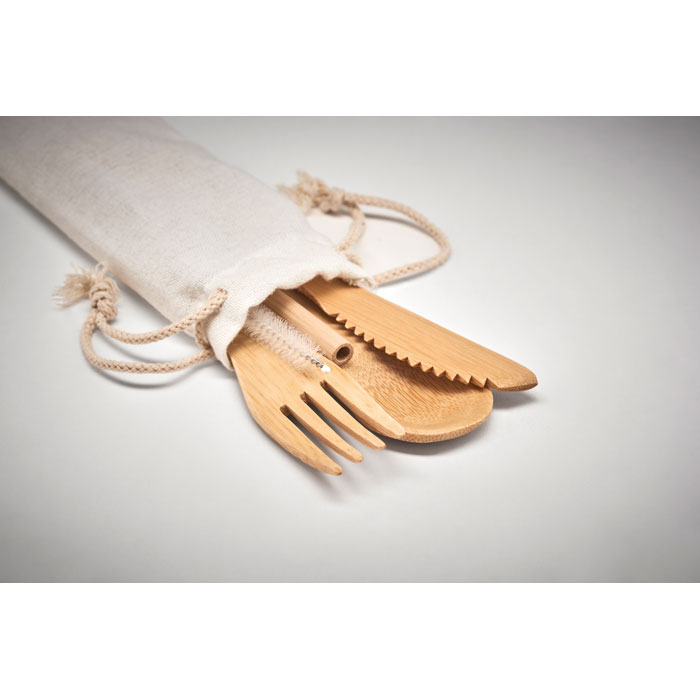 Couverts en bambou avec paille