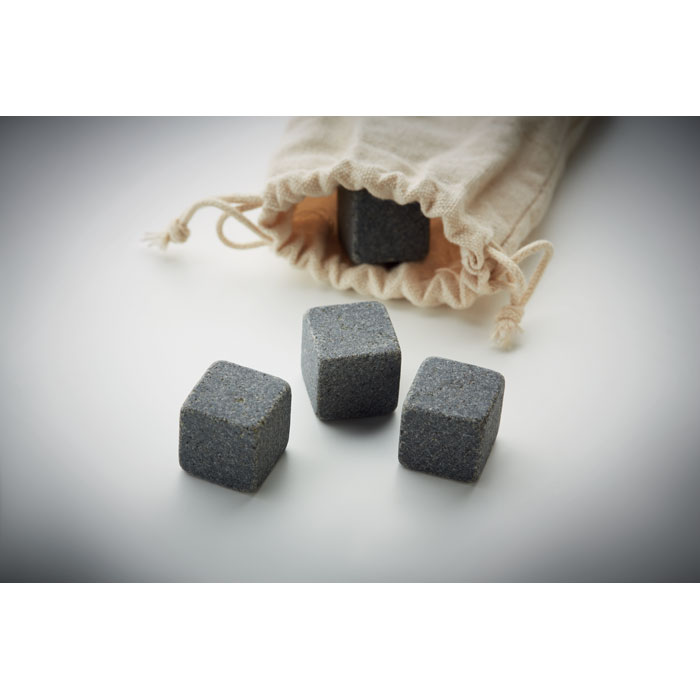 Cube en pierre dans pochette